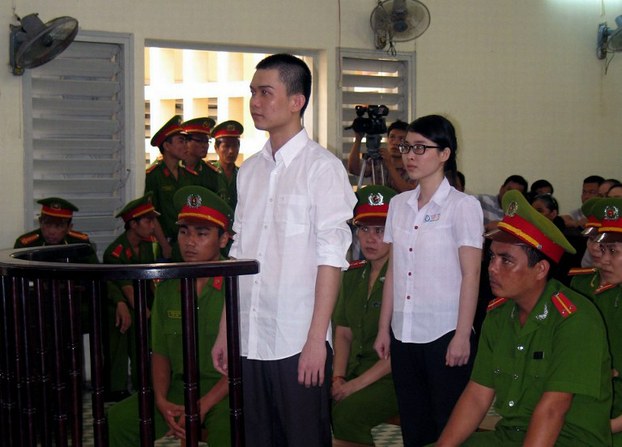 Nguyen Phuong Uyen (R, center) and Dinh Nguyen Kha (L, center) stand trial in Long An province, May 16, 2013.