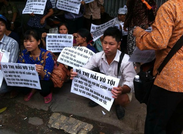 Villagers protest outside court in support of Vu Thi Hai, Hanoi, Sept. 28, 2015.
