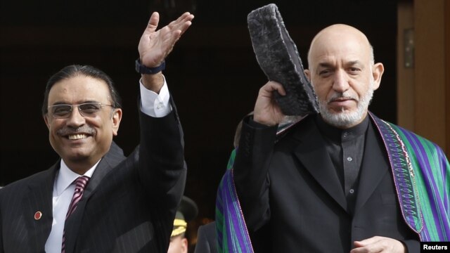 Afghan President Hamid Karzai (right) has asked Pakistani President Asif Ali Zardari (left) to put a stop to attacks on Afghan territory.