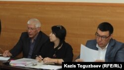 Ratel.kz editor in chief Marat Asipov (left) appears in an Almaty court with his lawyers on May 10.