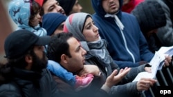 Migrants stand in line for support services at government offices in Berlin (file photo).