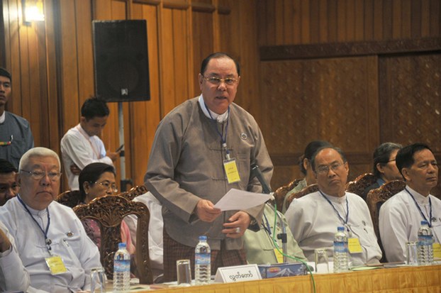 A Myanmar lawmaker (C) speaks during a meeting to reform the national education law at the parliament building in Yangon, Feb. 11, 2015.