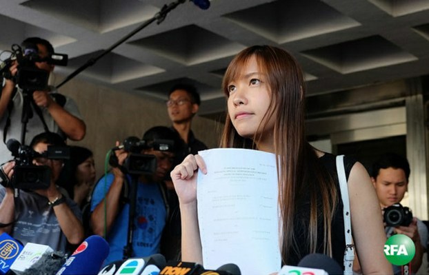 Yau Wai-ching (C) talks to the media after Hong Kong's High Court ruled against her and another pro-independence lawmaker who used their swearing-in ceremony to make a political protest, formally barring them from taking up their seats, Nov. 15, 2016.