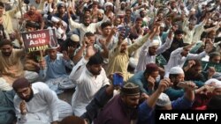 Supporters of Tehrik-e Labaik Pakistan, a hard-line religious political party, protesting against a woman's acquittal of blasphemy charges.