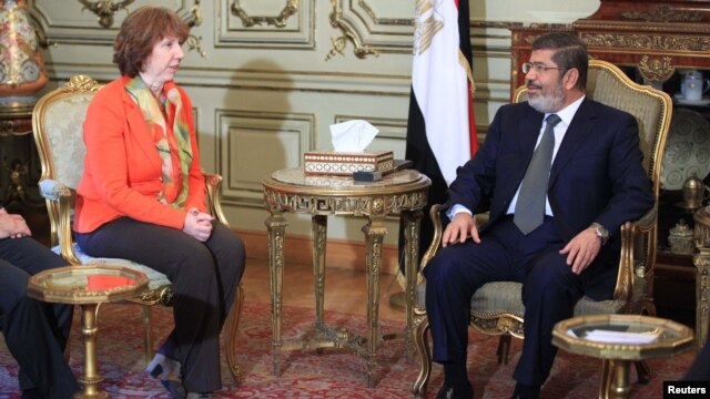 EU foreign policy chief Catherine Ashton (left) with the now-ousted Egyptian President Muhammad Morsi earlier this year.