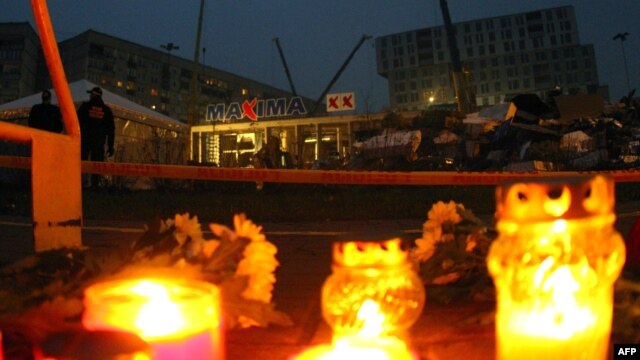 Candles were lit in front of the collapsed shopping center in Riga on November 22.