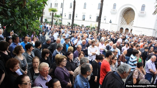 Several thousand people demonstrated outside the building protesting the government's complacency and demanding reforms.