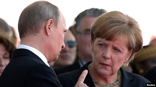 German Chancellor Angela Merkel (right) has called on Russian President Vladimir Putin to push Ukraine's separatists to negotiate.