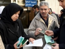 Syria - Iraqi refugees wait in front of the offices of the UN High Commissioner for Refugees in Damascus, 04Feb2007