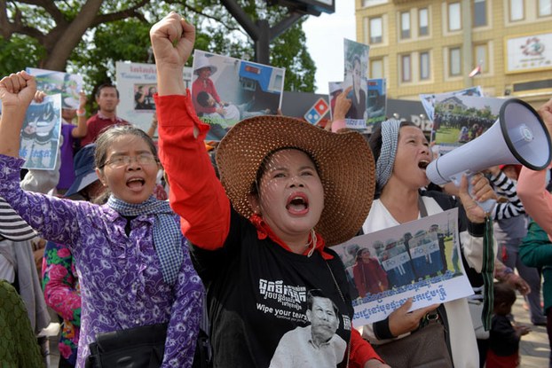 Cambodian land rights activists shout slogans during a protest in front of the Phnom Penh Municipal Court building, Aug. 22, 2016.