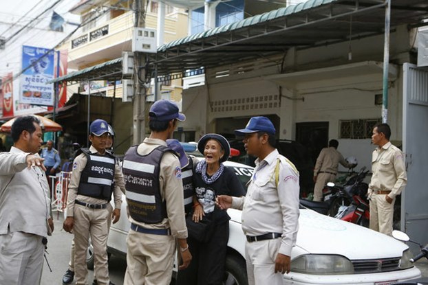 Ngeth Khun, alias Mummy, an activist from Boeung Kak, confronts police during a protest seeking the release of fellow activists Tep Vanny and Bov Sophea at the Daun Penh police station, Aug 16, 2016.