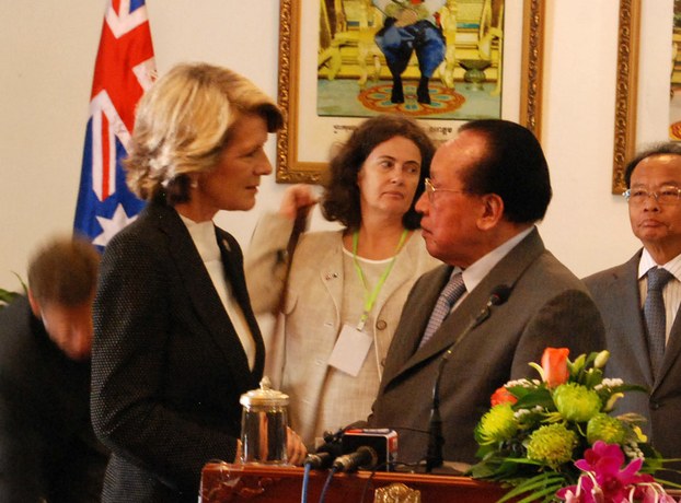 Australian Foreign Minister Julie Bishop (L) meets with her Cambodian counterpart Hor Namhong (R) during talks in Phnom Penh, Feb. 22, 2014.