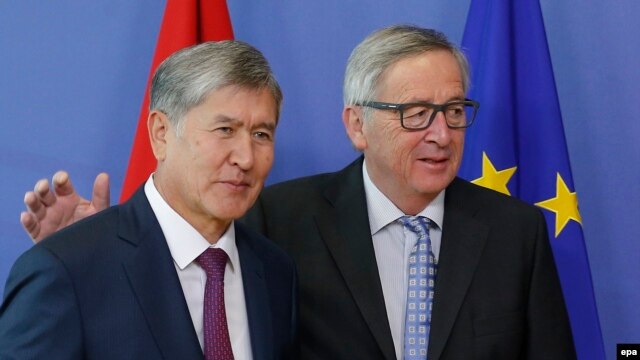Kyrgyz President Almazbek Atambaev (left) is welcomed by EU Commission President Jean-Claude Juncker prior to a meeting in Brussels on March 27.