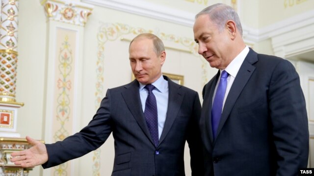 Russian President Vladimir Putin (left) meets with Israeli Prime Minister Benjamin Netanyahu near Moscow on September 21.
