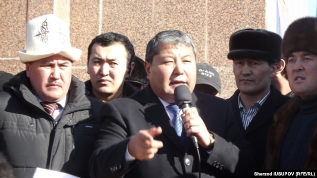 Melis Myrzakmatov (center) addresses supporters at a rally following his defeat in the Osh mayoral election on January 15.