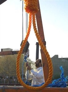 Iran - Noose ahead of public hanging of gang rapists, Tehran, 29Sep2002