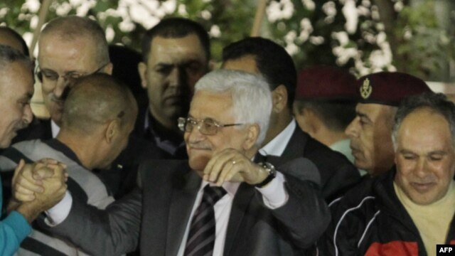Palestinian leader Mahmud Abbas (center) (file photo)