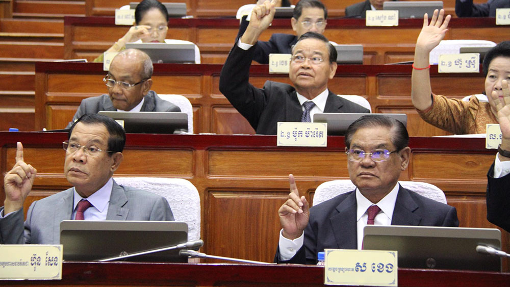 Front row (from L-R): Prime Minister Hun Sen and Minister of Interior Sar Kheng vote on proposed amendments at the National Assembly in Phnom Penh, Oct. 16, 2017.