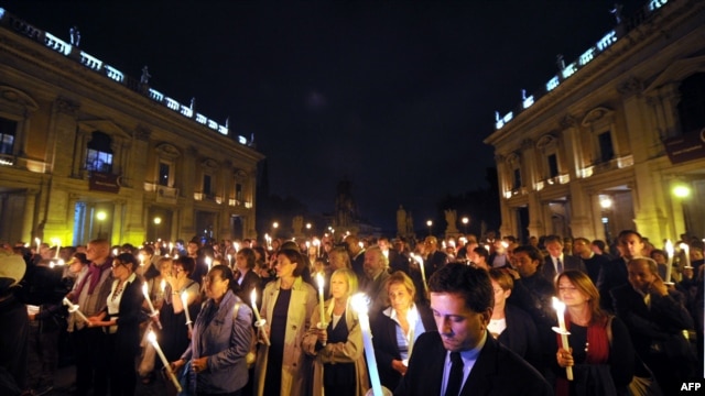 Peope light candles in memory of the victims of Lampedusa on October 4 in Rome, a day after a boat with migrants sank killing more than a hundred people.