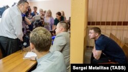 Maksim Yablokov (right) a correctional officer, attends a hearing at Yaroslavl's Zavolzhsky district court on July 25.