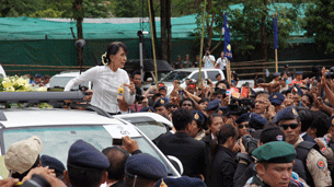 Aung San Suu Kyi speaking to Burmese refugees at the Mae La camp on Thailand's border. RFA