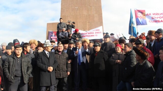 Hundreds rallied in support of jailed ex-parliamentary speaker Akmatbek Keldibekov. (file photo)