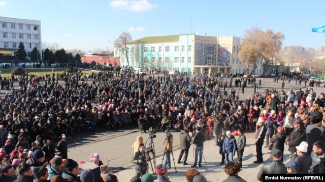 Supporters of former Kyrgyz parliament speaker Akmatbek Keldibekov hold a rally outside the headquarters of the Osh regional government on December 2.