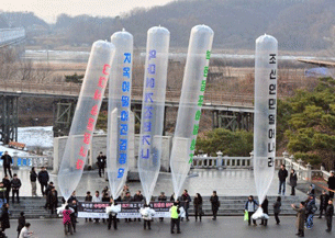 North Korean defectors release balloons containing leaflets criticizing the dynastic succession in North Korea, at Imjingak peace park in South Korea, Dec. 21, 2011.