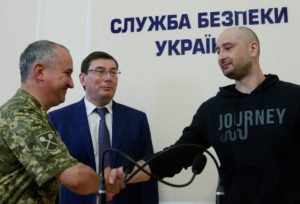 Russian journalist Arkady Babchenko (R), with Ukrainian Prosecutor General Yuriy Lutsenko (C) and head of the state security service (SSU) Vasily Gritsak, at a news briefing in Kyiv, May 30 (Source: Reuters)