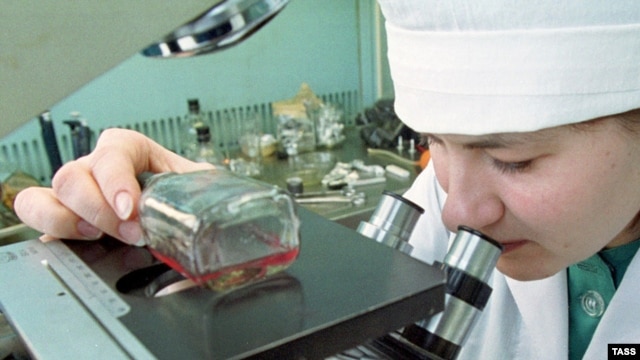 A researcher examines a sample at Russia's State Research Center of Virology and Biotechnology (Vector) in Koltsovo, near Novosibirsk. (file photo)
