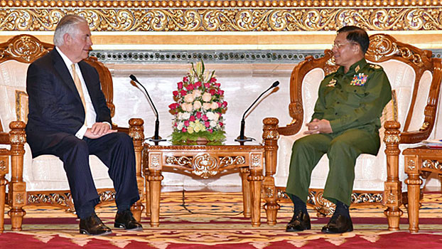 U.S. Secretary of State Rex Tillerson (L) and Senior General Min Aung Hlaing (R), commander-in-chief of Myanmar's armed forces, discuss the crisis in northern Rakhine state, in Naypyidaw, Nov. 15, 2017.