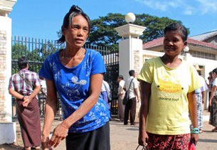 Burmese prisoners are released from Insein prison in Rangoon, Nov. 15, 2012.