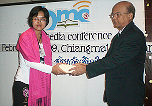 CHIANG MAI, Thailand: RFA reporter Suu Mon Aye receives award on behalf of Eint Khaing Oo, Feb. 21, 2009. RFA
