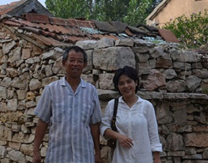 Dissident Chen Guangcheng's brother Chen Guangfu (l) with activist He Peirong (r) in Dongshigu village in Shandong province in August 2012.