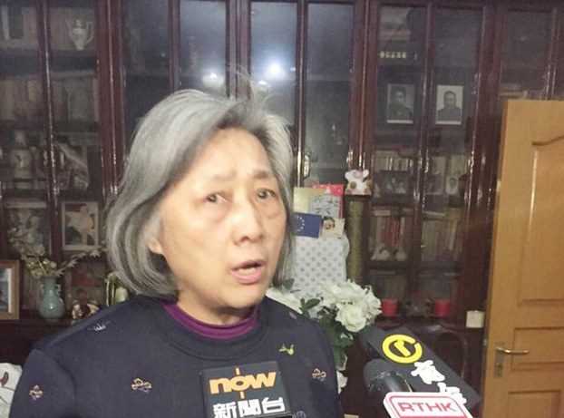 Gao Yu talks to reporters in her Beijing home after plainclothes police ransacked her garden and beat her son, March 31, 2016.