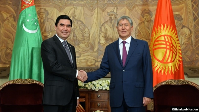 Turkmen President Gurbanguly Berdymukhammedov (left) and Kyrgyz President Almazbek Atambaev meet in Bishkek on August 5.
