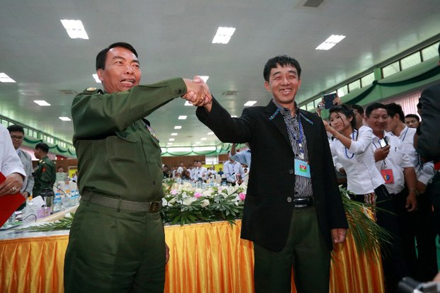 Lt. Gen. Myint Soe (L) and KIA Deputy Chief of Staff Guam Maw (R) shake hands after signing an agreement to cease hostilities in Kachin state, May 30, 2013.