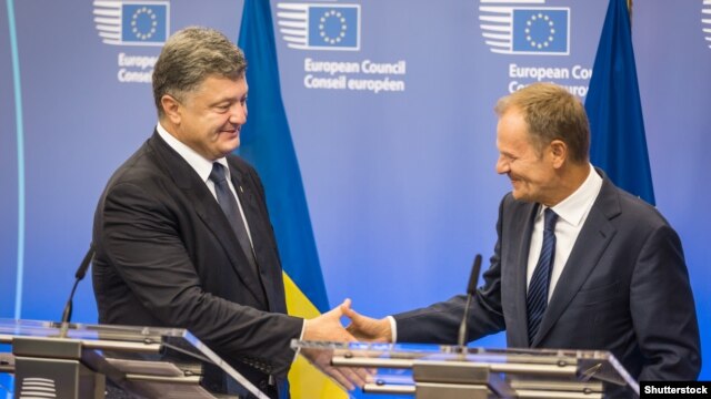 Ukrainian President Petro Poroshenko (left) meets with Donald Tusk, president of the European Council, last week in Brussels.