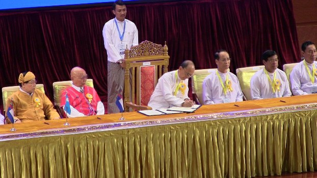 Myanmar President Thein Sein (C) signs documents during a ceremony in Naypyidaw, Oct. 15, 2015.