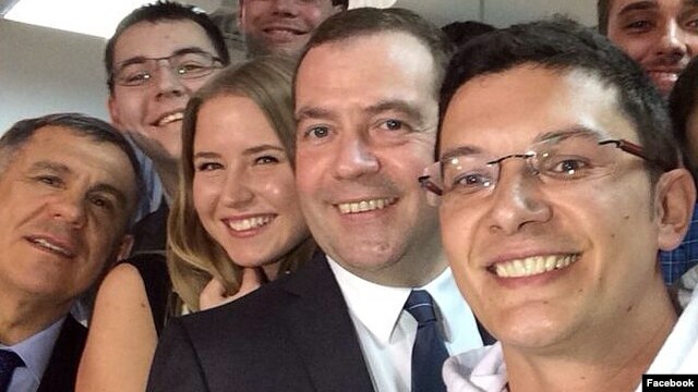 Ramil Ibragimov (right) takes a photo with Russian Prime Minister Dmitry Medvedev.