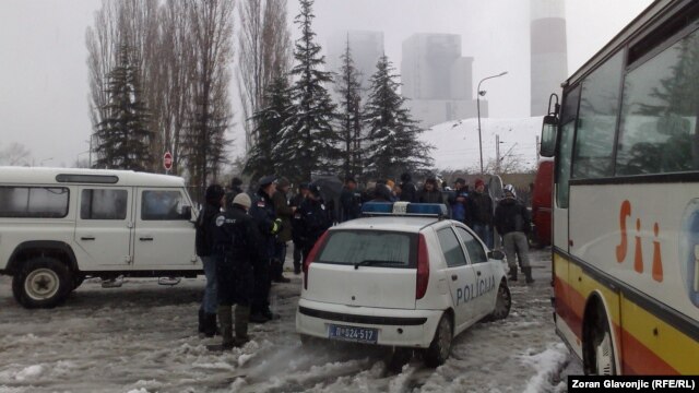 Serbs blocked the road for the bus full of asylum seekers on November 27.