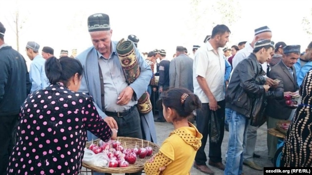Uzbeks celebrate Eid al-Adha in the city of Shahrisabz in the Qashqadaryo region. (file photo)