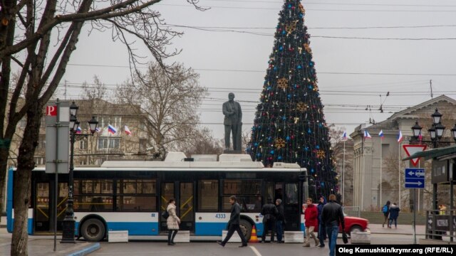 A Christmas tree in Simferopol remains unlit and an electric bus is immobilized as Crimea experiences its second power outage this week,