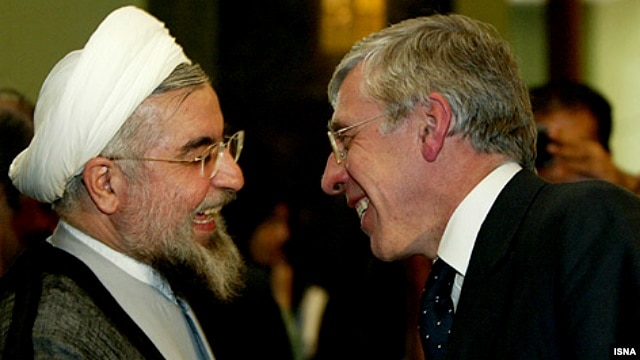 Former British Foreign Secretary Jack Straw (right) met with Iranian President Hassan Rohani when the latter was Tehran's top nuclear negotiator. (file photo)