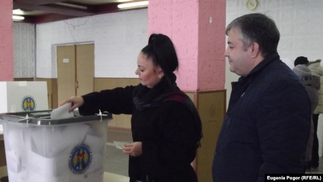 A woman casts her vote in Comrat, in the Gagauz region, on November 30.