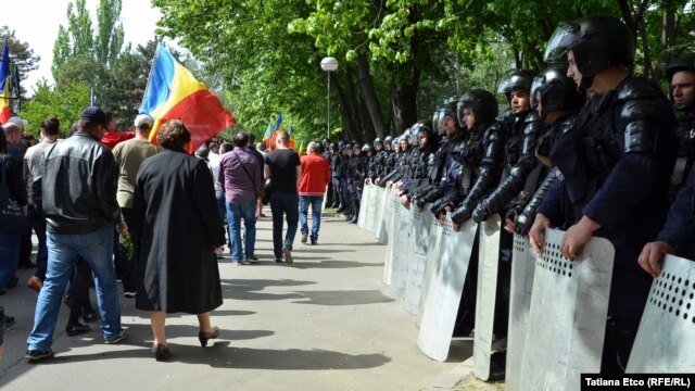 The government building in Chisinau was encircled by a heavy police presence that the Interior Ministry said would be sufficient to ensure public order during the protest, which was organized by the pro-European Dignity and Truth party.