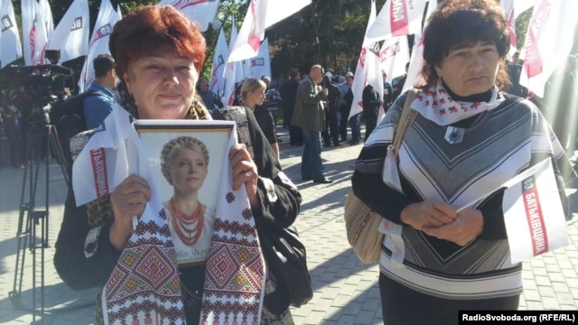 Supporters of jailed former Prime Minister Yulia Tymoshenko protest outside a courthouse in Kharkiv in September.