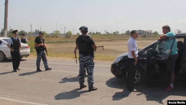 Crimean Tatar activists have reported armed checkpoints being erected at scattered sites around the peninsula.