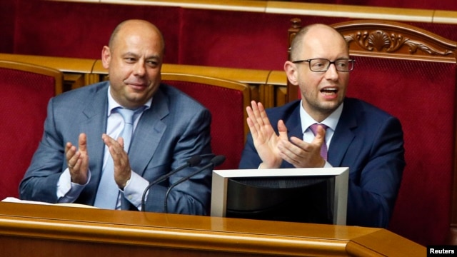 Ukrainian Prime Minister Arseniy Yatsenyuk (right) and Energy Minister Yuriy Prodan during a session in parliament on August 14 which passed laws allowing sanctions to be imposed on Russia.