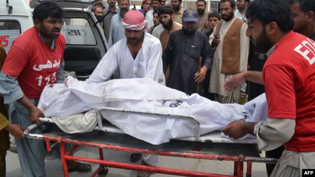 The body of one of the victims outside a hospital in Quetta
